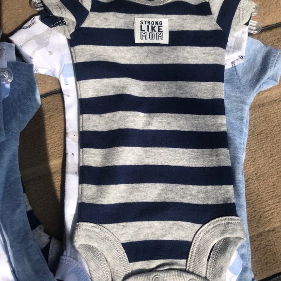 ➡️ Bundle & Save! 3 Pack Carter’s Preemie Onesies - Picture 3 of 3